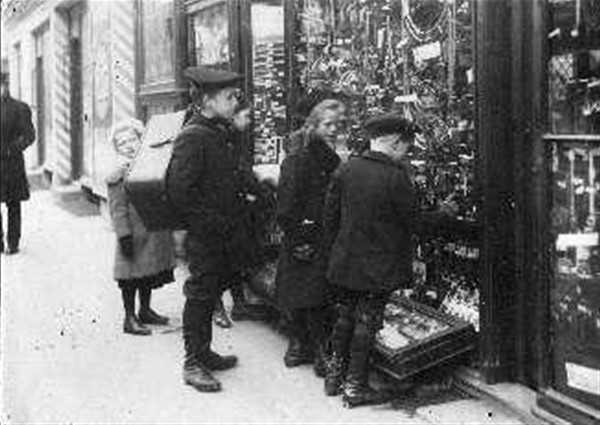 Motiv: Foto af Legetøjsbutik, første pressefoto i Politiken 1908
